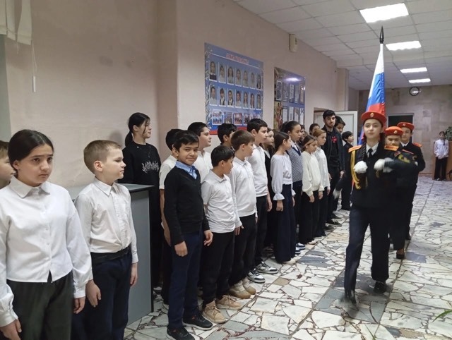 Линейка, посвящённая Году защитника Отечества в России Линейка, посвящённая Году защитника Отечества в России.